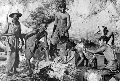 West-Afrikaanse en Indiase troepen baden in een stroom, 1944-45 door English Photographer